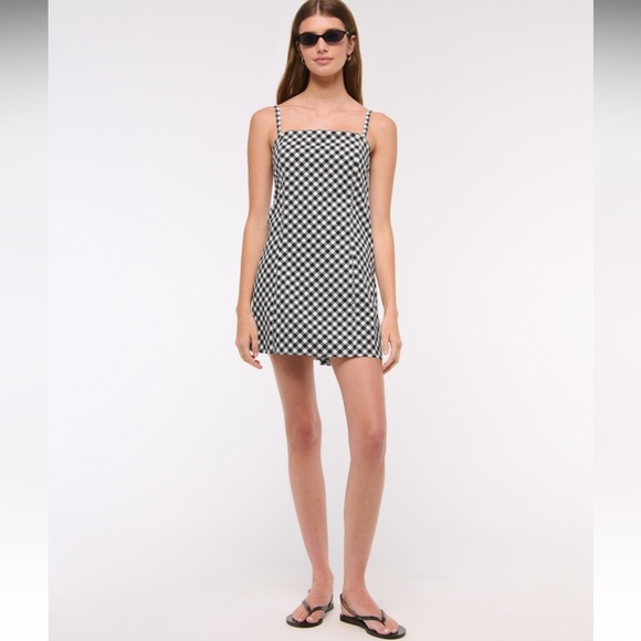 Abercrombie & Fitch Black and White Gingham Bra-Free Everyday Skort Dress - Picture 4 of 10